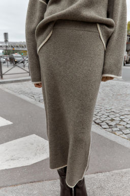 CONTRAST PIPING KNIT MIDI SKIRT