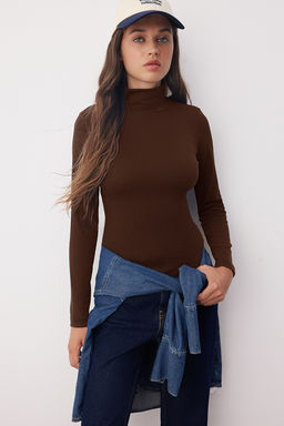 Kahverengi Premium Yumusak Kumasl? Bal?kc? Yaka Fitted/Vucuda Oturan Esnek Orme Bluz TWOAW24BZ00119