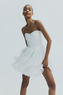 Vestido bandeau con falda acampanada