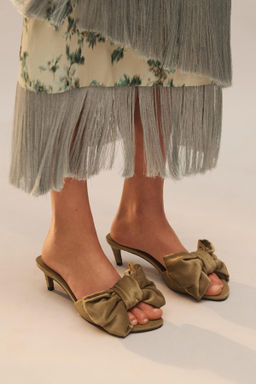 SANDALIA TAC?N MAXI LAZO LIMITED EDITION / Marr?n Arena - Zara фото 2