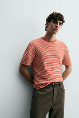 CAMISETA PUNTO REGULAR FIT RAYAS / Blanco / Rojo