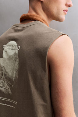 CAMISETA TANK ESTAMPADOS CONTRASTE / verde lavado