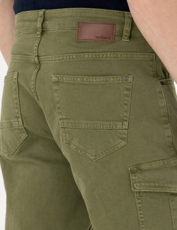 Джинсовые шорты-бермуды зауженного кроя цвета хаки