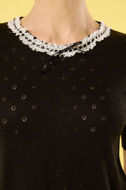 Trendyolmilla Siyah Bisiklet Yaka Dantel Detayl? Ajurlu Triko Bluz TWOSS25BZ00176