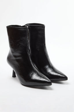 Trendyol Shoes Siyah Fermar Detayl? Sivri Burun Ince Topuklu Kad?n Bot TAKAW25BO00005