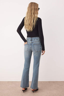 Mavi Tas Detayl? Yuksek Bel Ispanyol Paca Flare Jeans TWOAW26JE00035
