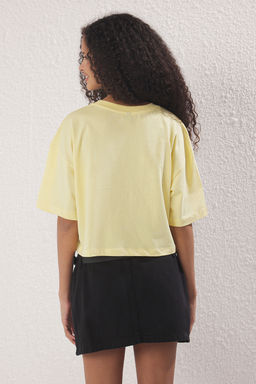 Premium Sar? Relaxed/Rahat Kal?p %100 Kal?n Pamuklu Crop Orme T-Shirt TWOSS23TS00038