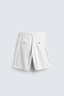 BERMUDA RELAXED FIT PLIEGUES / Crudo