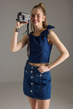 Trendyolmilla Koyu Mavi Kurdele/Fiyonk Detayl? Crop Denim Bluz TWOSS25BZ00476