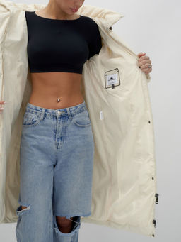 Пальто утепленное стеганное зимнее с капюшоном женское бежевого цвета 9639B - Mtforce фото 4