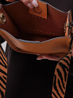 Сумка кожаная на плечо Azaro 30996 оранжевый карандаш