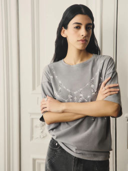 Футболка с принтом и декоративными кристаллами / Zarina