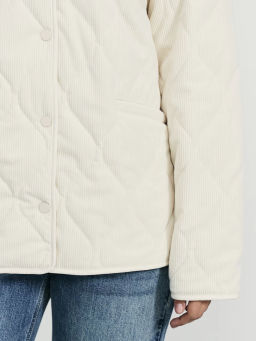 Стеганая куртка-бомбер из фактурной ткани / Zarina фото 6