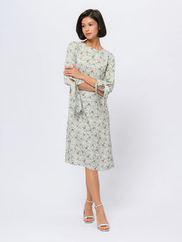 Платье серо-голубого цвета длины мини с принтом и завязками на рукавах