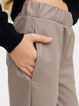 Брюки для девочек в сером цвете из экокожи - Mark formelle фото 7