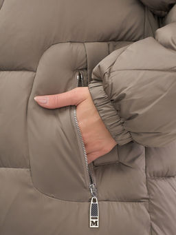 Пальто зимнее утепленное с мехом и капюшоном тренд коричневого цвета 7629K - Visdeer фото 11