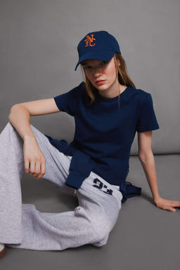 Классная базовая футболка в рубчик с круглым вырезом и короткими рукавами