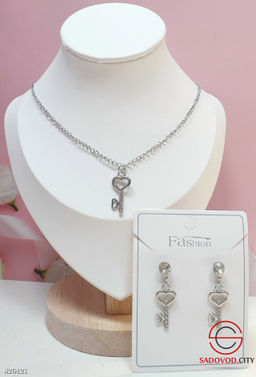 Комплект украшений женский: серьги гвоздики и подвеска ожерелье