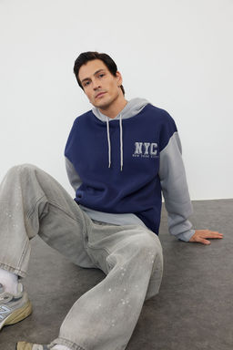 TRENDYOL MAN Ekru Oversize/Genis Kesim Renk Bloklu Sehir Nak?sl? Ici Polar Kapusonlu Sweatshirt TMNAW25SW00028 - Trendyolmilla фото 9