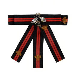 Брошь из текстиля с цирконами цв. красно-черный