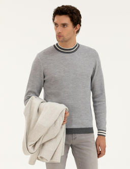 Светло-серый приталенный трикотажный свитер с круглым вырезом