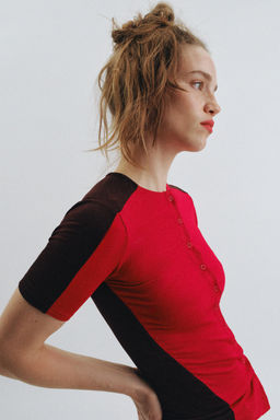 CAMISETA MANGA CORTA BOTONES / Rojo vivo