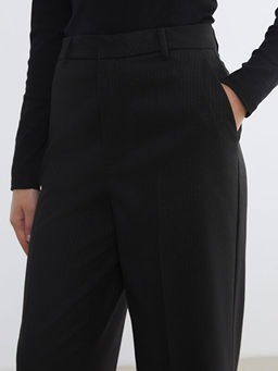 Standart Fit ?izgili Kad?n Pantolon