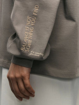 Лонгслив оверсайз с манжетами и принтом на рукаве / Zarina  фото 3