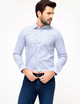 Голубая зауженная рубашка с длинным рукавом