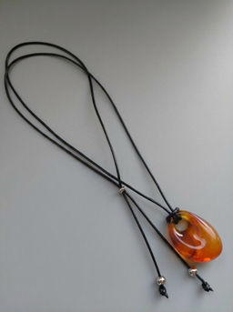 Кулон на шнурке