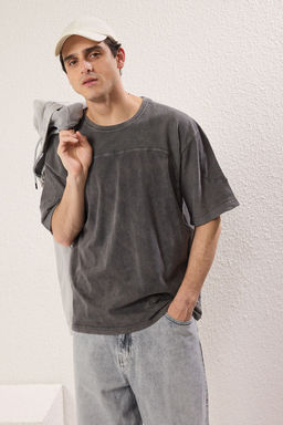 TRENDYOL MAN Vizon Oversize/Genis Kesim Eskitme/Soluk Efekt Kumas Mix Detayl? T-Shirt TMNSS25TS00014