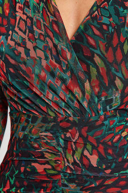 TRENDYOLMILLA Siyah Bask?l? Tul Buzgu/Drape Detayl? Vucuda Oturan V Yaka Mini Orme Kalem Elbise TWOAW24EL00548  фото 5