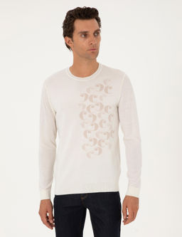 Белый зауженный свитер