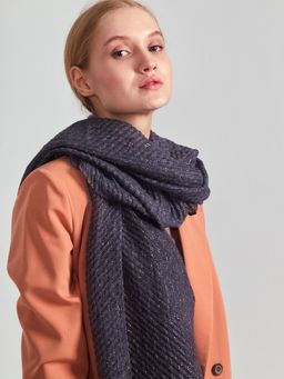 Большой,красивый палантин, выполненный из гофрированной ткани и украшенный тонкими нитями люрекса