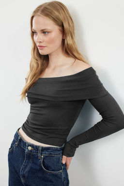 Trendyolmilla Siyah Carmen Yaka Fitted/Vucuda Oturan Crop Esnek Orme Bluz TWOAW25BZ00008