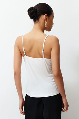 Beyaz Dantel Detayl? V Yaka Ask?l? Esnek Orme Bluz TWOSS24BZ00402