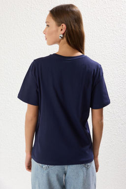 TRENDYOLMILLA Lacivert %100 Pamuk Cicek Nak?sl? Regular/Normal Kal?p Orme T-Shirt TWOSS25TS00042  фото 5