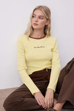 Ac?k Sar? Nak?sl? Fitted/Vucuda Oturan Kontrast Detayl? Orme T-Shirt TWOAW26TS00019 - Trendyolmilla фото 6