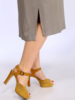 Платье-рубашка бежевого цвета в деловом стиле