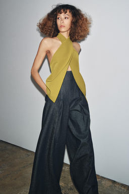 CREPE CROSSOVER TOP