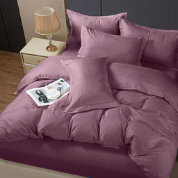 Постельное белье, комплект 1,5 спальный "Темная орхидея", 4 предмета: пододеяльник 145х215см, простыня 150х220см, 2 наволочки 70х70см с клапаном-запахом, микрофибра-страйп 90г/м2, полиэстер 100%, упаковка "классическая" ПВХ 32х41см, "Домашняя мода" (