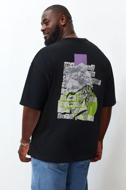 TRENDYOL MAN Buyuk Beden Siyah Oversize/Genis Kesim Sanatsal S?rt Bask?l? Orme T-Shirt TMNSS25BF00020