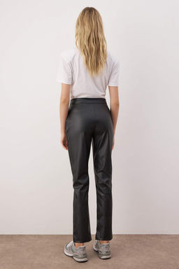 TRENDYOLMILLA Siyah Cigarette Dokuma Suni Deri Pantolon TWOAW22PL0290  фото 12