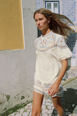 BLUSA BORDADOS MANGA CORTA / Crudo