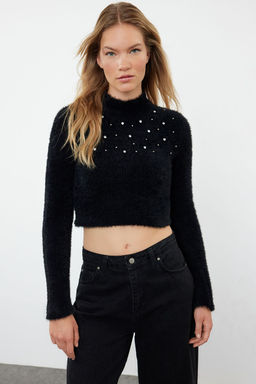 TRENDYOLMILLA Siyah Crop Yumusak Dokulu Boncuk Detayl? Triko Kazak TWOAW25KZ00143