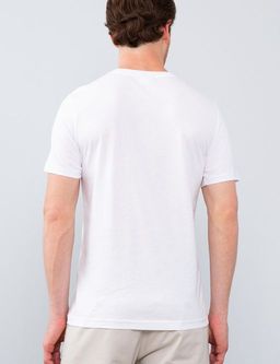 Белая тонкая футболка с круглым вырезом