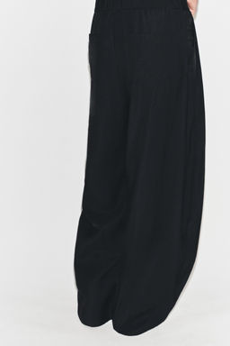 Брюки Zara Pantalon Fluido Pliegues черные