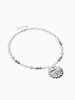 Кулон на жемчужных бусах "Ракушка", цвет белый в серебре