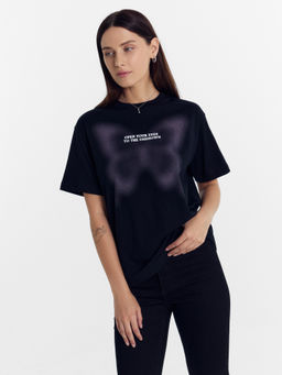 Футболка женская черная с принтом черный +печать 112678 - Mark formelle фото 6