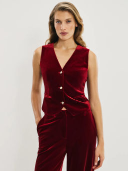Приталенный жилет из бархата / Zarina